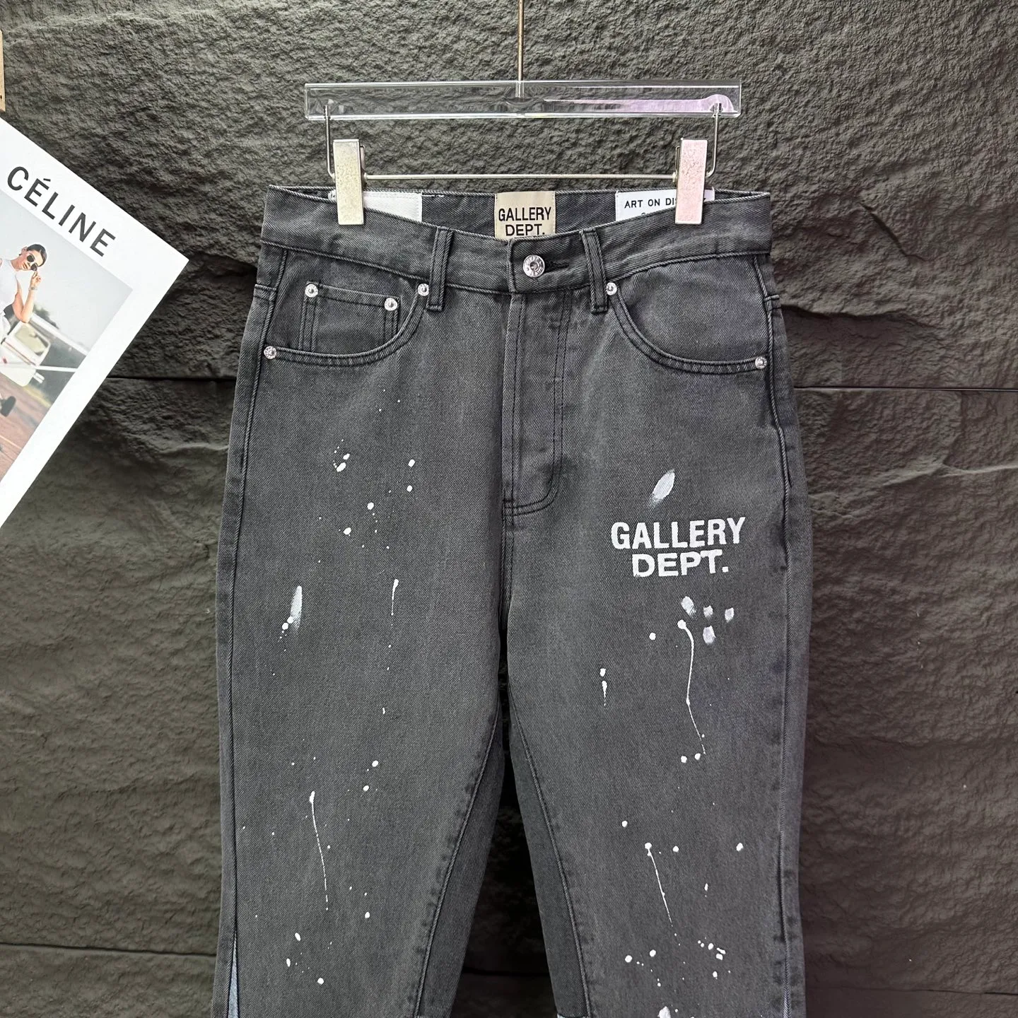 P250 GALLERY DEPT. 2025 new splash-ink hand-painted letter splicing couple style loose washed flared jeans 🔥High version🔥High version🔥 Top ceiling quality Styles with different washed textures are very friendly to people with thin legs and thick legs. The slightly flared version is very flattering. Moderate length that never goes out of style, easy to match with casually, basic styling for various styles, a must-have in the wardrobe! The fabric is stiff but also makes the upper body soft without losing texture. The washing process is even more perfect. It is a must-have item for everyone! ! ! Washed wheat, tag, pants label, three complete labels Color: washed black, washed blue Size: 28, 30, 32, 34 (four sizes)